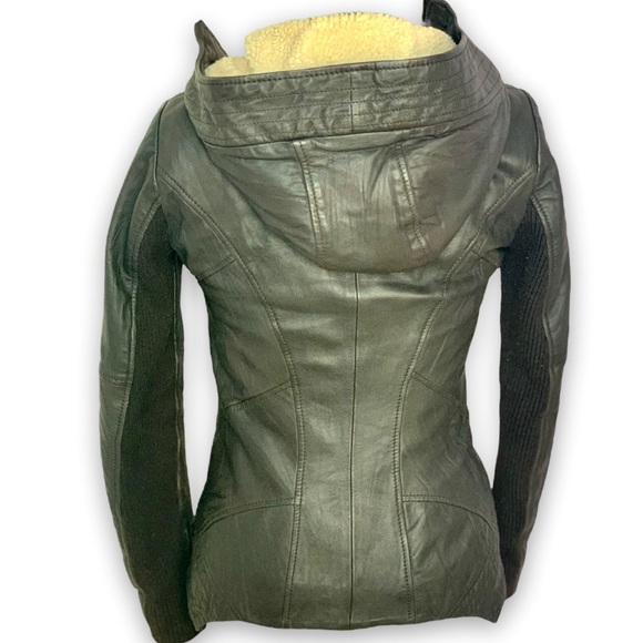 Danier fitted leather bomber jacket - Picture 3 of 5